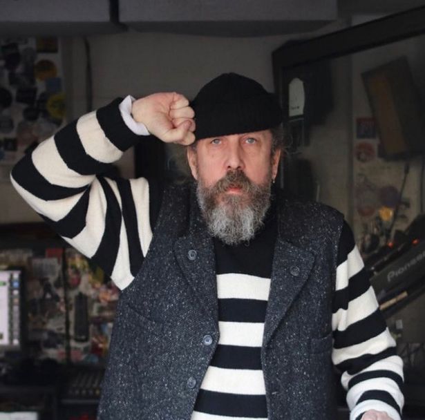 Anyway, Loaded changed the fate of the band, scoring them their 1st hit, and they invited Weatherall to work on the LP over at Bark studios in Walthamstow (as mentioned here  https://twitter.com/TheWrongtom/status/1229480826624237568?s=20). Screamadelica earned them a Mercury, and Weatherall became a legend