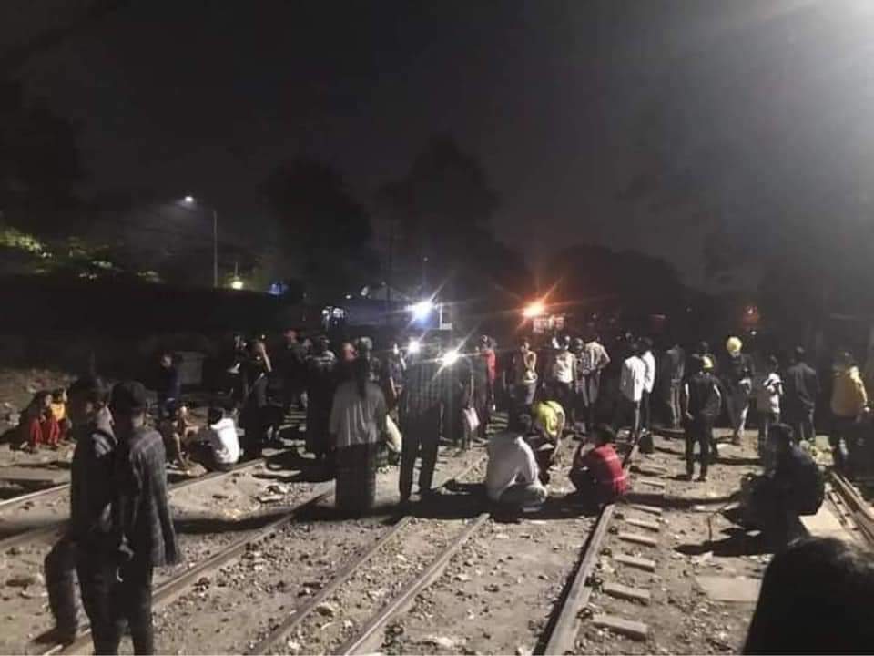 NyanThaw8's tweet photo. Dear world, please do not put a blind eyes on the violation of human rights that people in Myanmar are facing now. Our lives are no longer safe under junta! We are suffering under military government since Feb1 coup. Help us! 
#WhatIsHappeningInMyanmar #RejectMyanmarMilitaryCoup https://t.co/U4Q7ZpU4SN