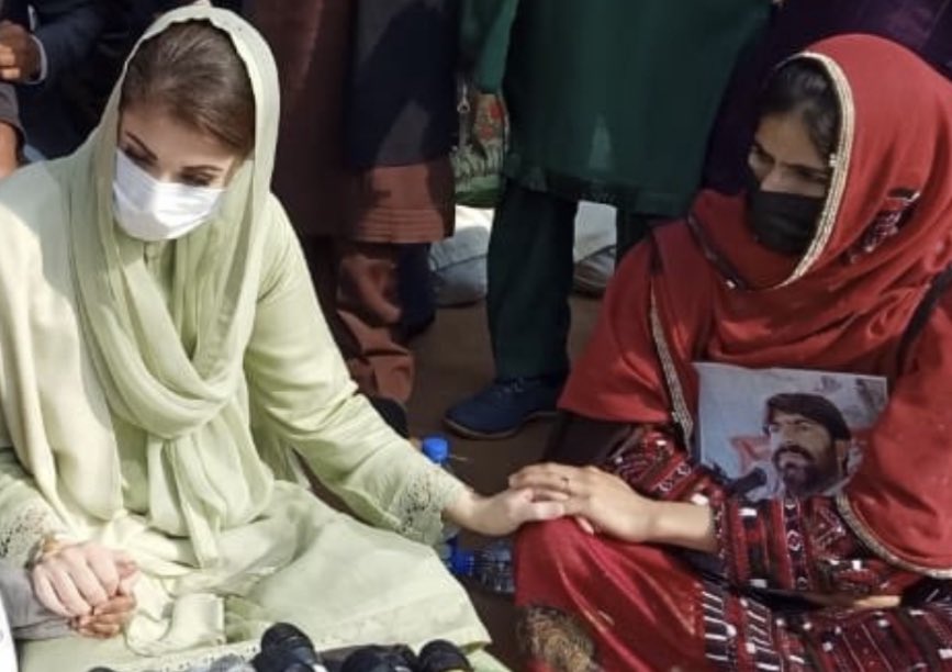 Today Maryam Nawaz met Sammi Deen Baloch and in the image below Maryam can be seen holding hands with Sammi Deen.&Sammi Deen can be seen with a portrait of Deen Mohammad Baloch in her lap holding Maryam’s hand./3