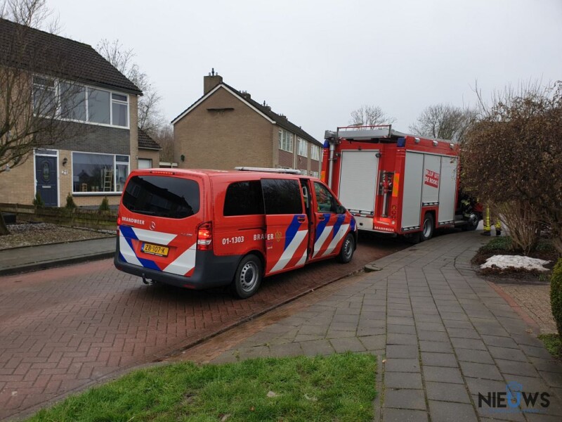 Jongen vast met vinger tussen deur; brandweer schiet te hulp..