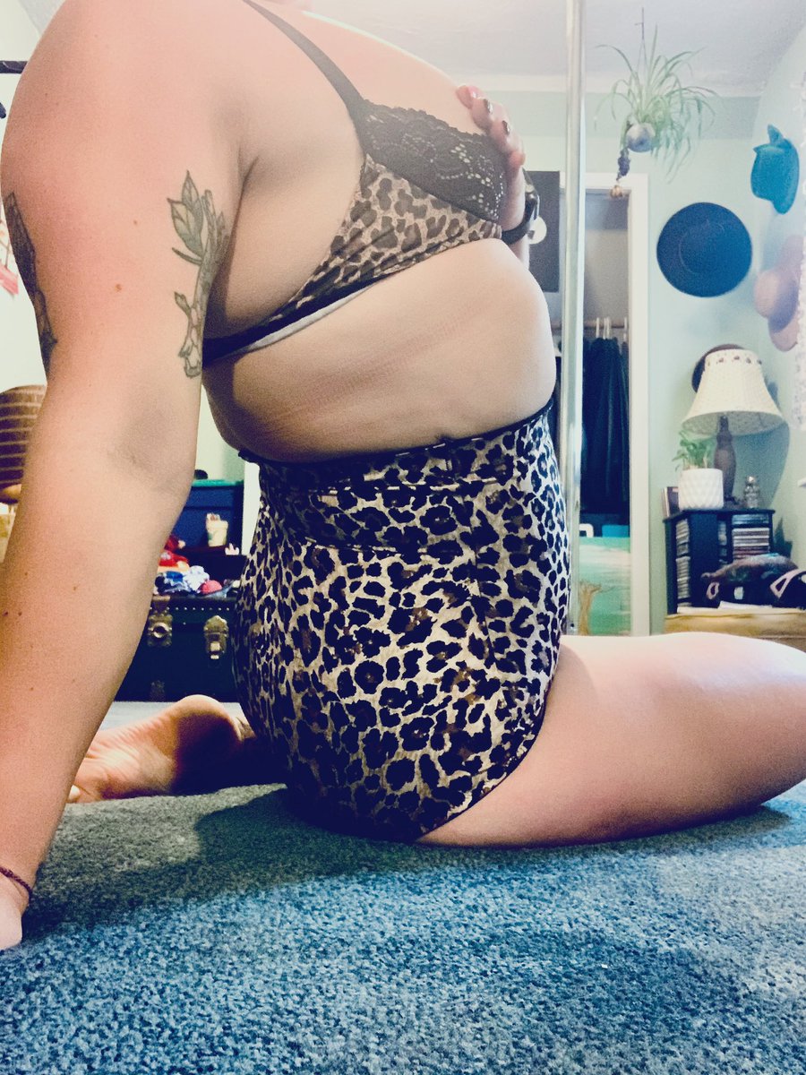 SparkleTits7's tweet photo. Cum make this kitty purr 😸

💥 FAT BOOTY💥  PIERCED 💥 TATTOOED 💥 DIRTY TALKER💥

💥SNAPCHAT INCLUDED💥

💥 NUDES, LEWDS &amp; COSTUMES💥

💥 TOY &amp; MANUAL PLAY 💥 

💥 TWERKING &amp; BOUNCING TITTIES💥

💥 SOLO CONTENT💥

💥 KINK/FETISH FRIENDLY 💥 https://t.co/O88StHrDkg