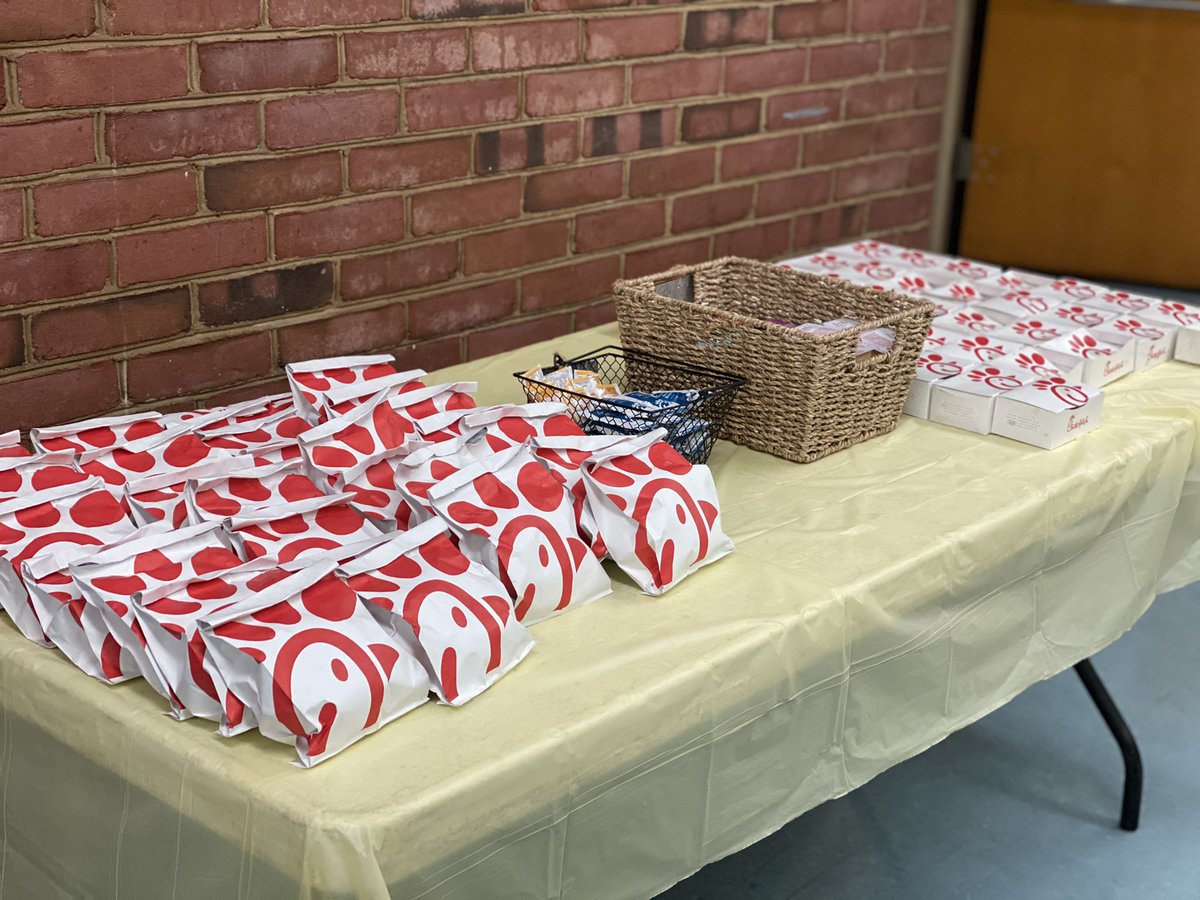 LinthicumESPTA's tweet photo. A catered boxed lunch for our LES Staff ! 💙💛 

Thanks to Chick-fil-A Linthicum for helping us show our Staff some extra love today !  #AACPSAwesome https://t.co/vkz6TDC5P6