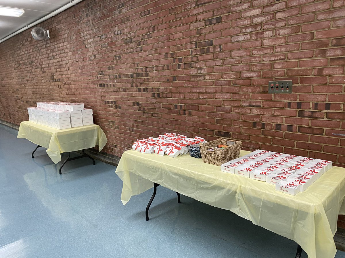 A catered boxed lunch for our LES Staff ! 💙💛 

Thanks to Chick-fil-A Linthicum for helping us show our Staff some extra love today !  #AACPSAwesome