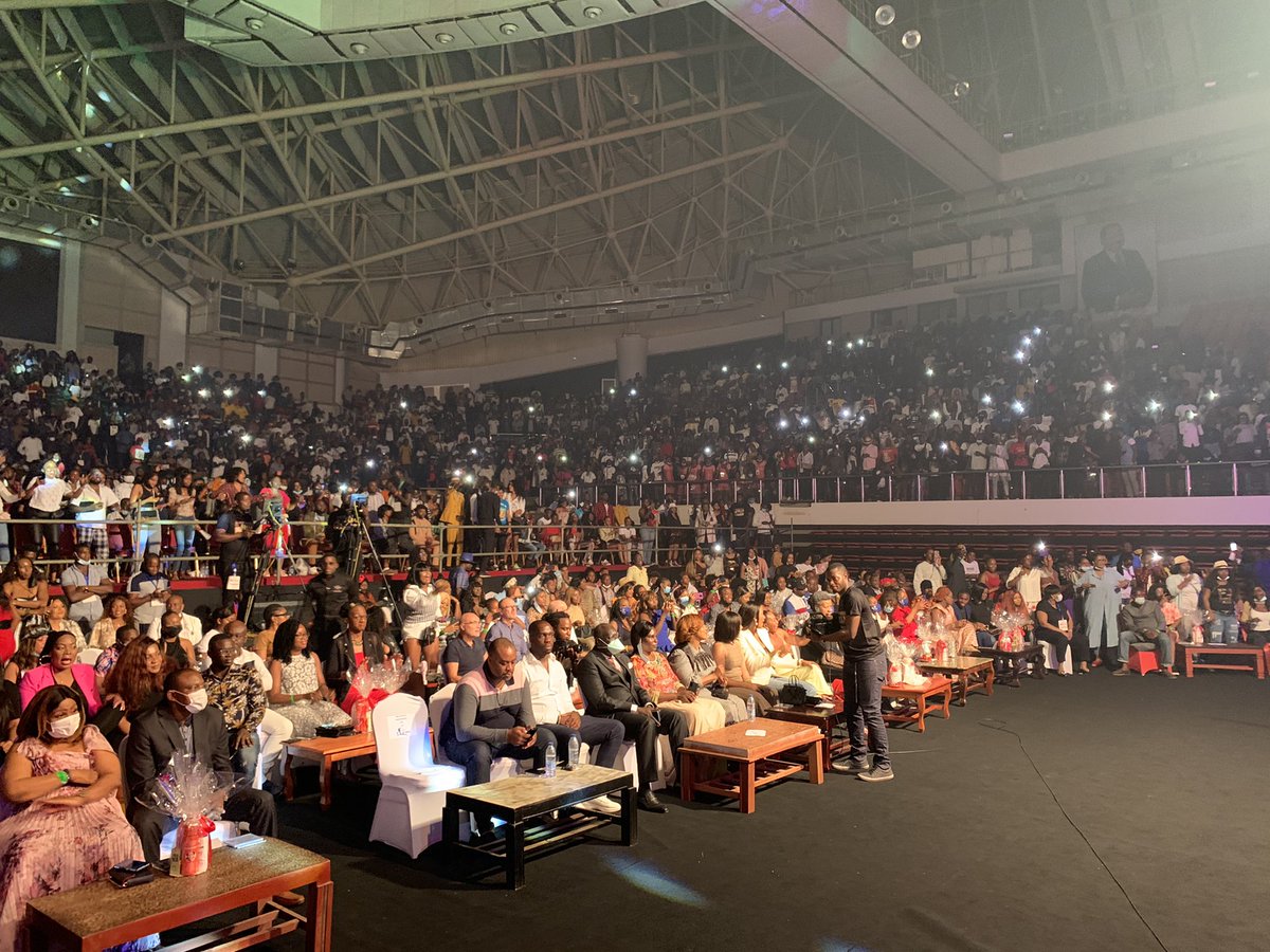 Dylan_Akame's tweet photo. Du coup le palais des sports de Yaoundé samedi dernier c’était ça. 
L’aigle 🦅 @fallyipupa01 nous a simplement régalé. 

Full 💯 et une organisation excellente tant dans le dispositif que le show de l’artiste 🔥😍

@direct_prod x @AgenceImperial x @Camer_Digital. ♥️ https://t.co/8Wr2IjG99p