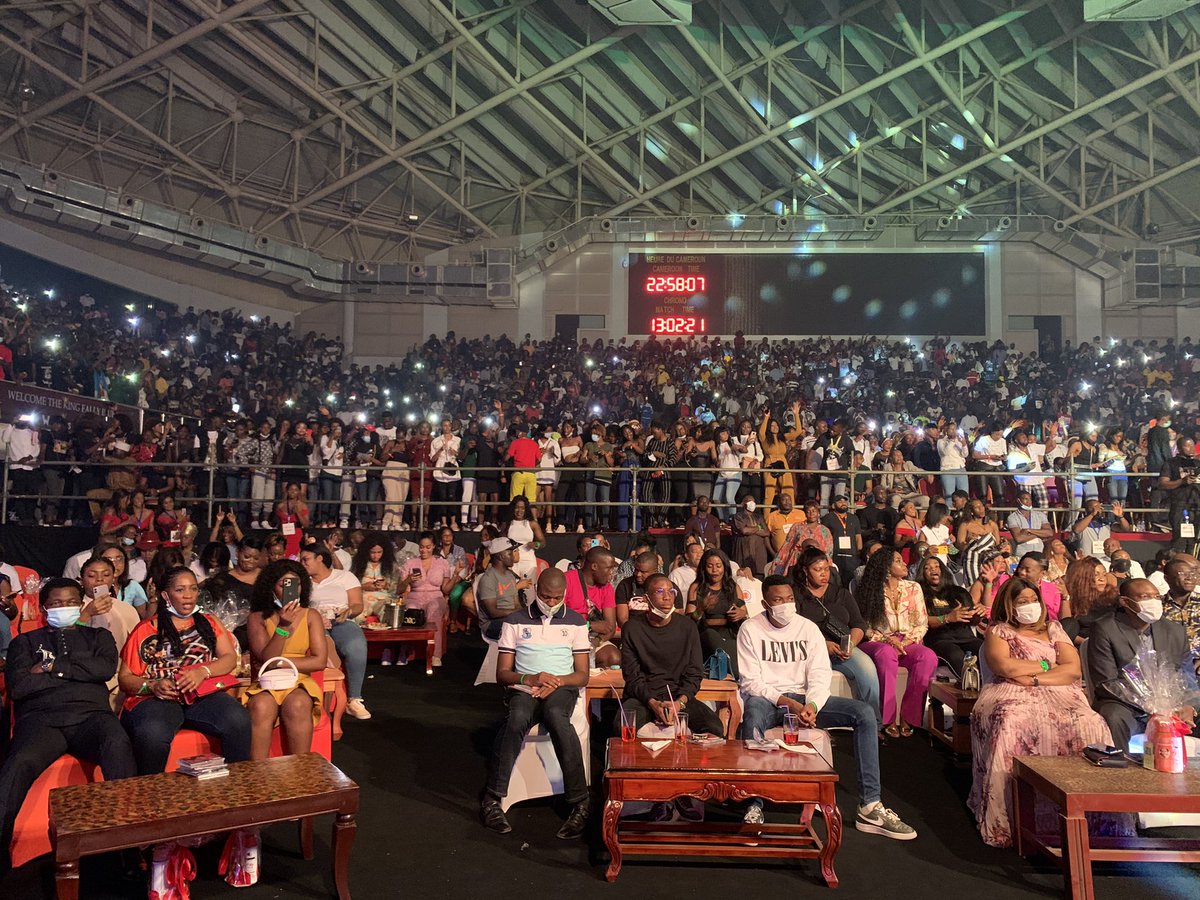 Dylan_Akame's tweet photo. Du coup le palais des sports de Yaoundé samedi dernier c’était ça. 
L’aigle 🦅 @fallyipupa01 nous a simplement régalé. 

Full 💯 et une organisation excellente tant dans le dispositif que le show de l’artiste 🔥😍

@direct_prod x @AgenceImperial x @Camer_Digital. ♥️ https://t.co/8Wr2IjG99p