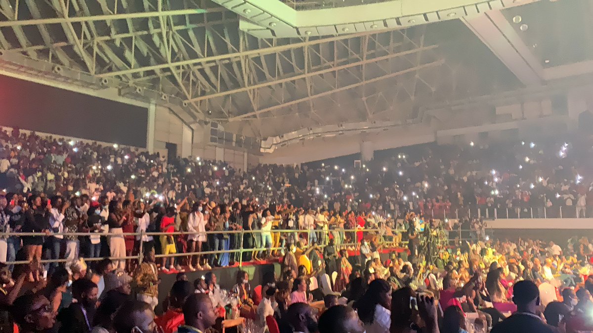 Dylan_Akame's tweet photo. Du coup le palais des sports de Yaoundé samedi dernier c’était ça. 
L’aigle 🦅 @fallyipupa01 nous a simplement régalé. 

Full 💯 et une organisation excellente tant dans le dispositif que le show de l’artiste 🔥😍

@direct_prod x @AgenceImperial x @Camer_Digital. ♥️ https://t.co/8Wr2IjG99p