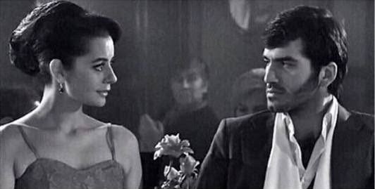 Yorgun bir merminin yolunu kaybettirebilecek kadar güzel bakıyor gözlerin.