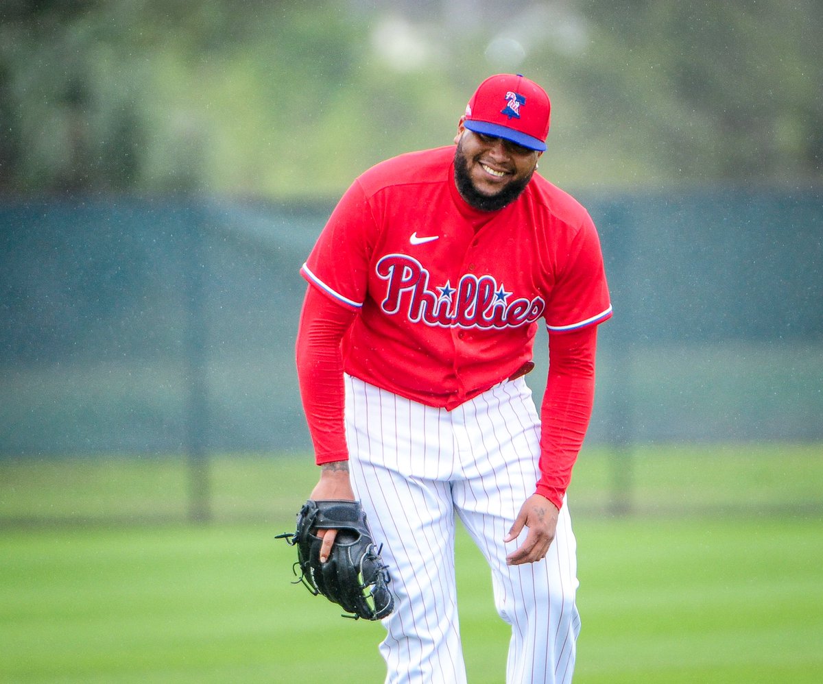 Phillies's tweet photo. Folks,,,, 

🚨 We’ve got pitchers and catchers. 🚨 https://t.co/wj09IF0Eha