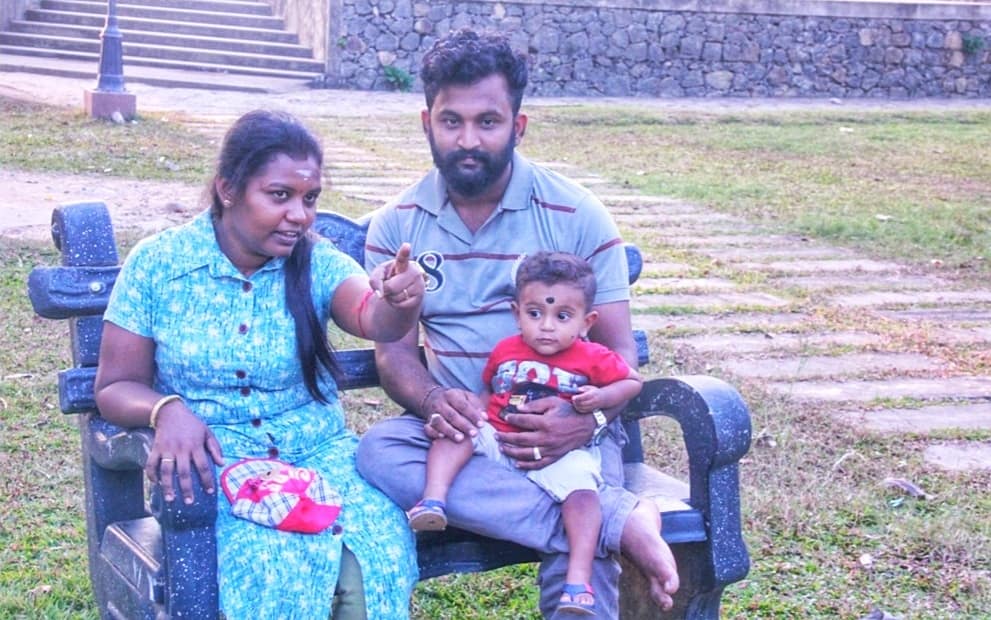 SNNibojan's tweet photo. மாலை நேரம் வீசிட் வித்  (f)பமிலி https://t.co/IpfiXScWxC