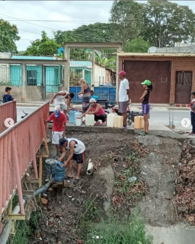 3000_junior's tweet photo. #17Feb MÁS DE 3.000 FAMILIAS AFECTADAS POR FALLA EN ESTACIÓN DE BOMBEO LA SEGOVIANA
Desde hace 3 semanas se encuentran sin agua comunidades al noreste de #Barquisimeto, afectadas por falla en el motor bomba La Segoviana, estación 62 que surte del agua potable https://t.co/udA7mKfeZJ