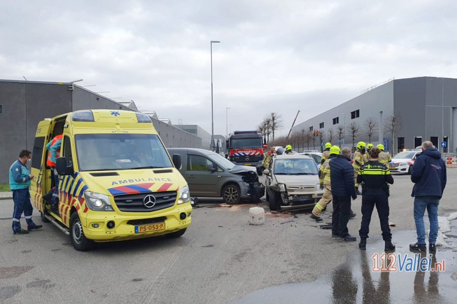 Gewonde bij aanrijding op kruising in #Ede. 112Vallei.