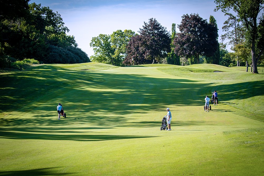 CVGolfCC's tweet image. Hole 1 at CV! Our opening hole presents a great opportunity to begin your round with a good score. This picturesque par 4 has significant elevation changes which add to the challenge. ⛳

#creditvalleygolf #golf #privategolfclub #mississauga #par4 #golfseasoniscoming