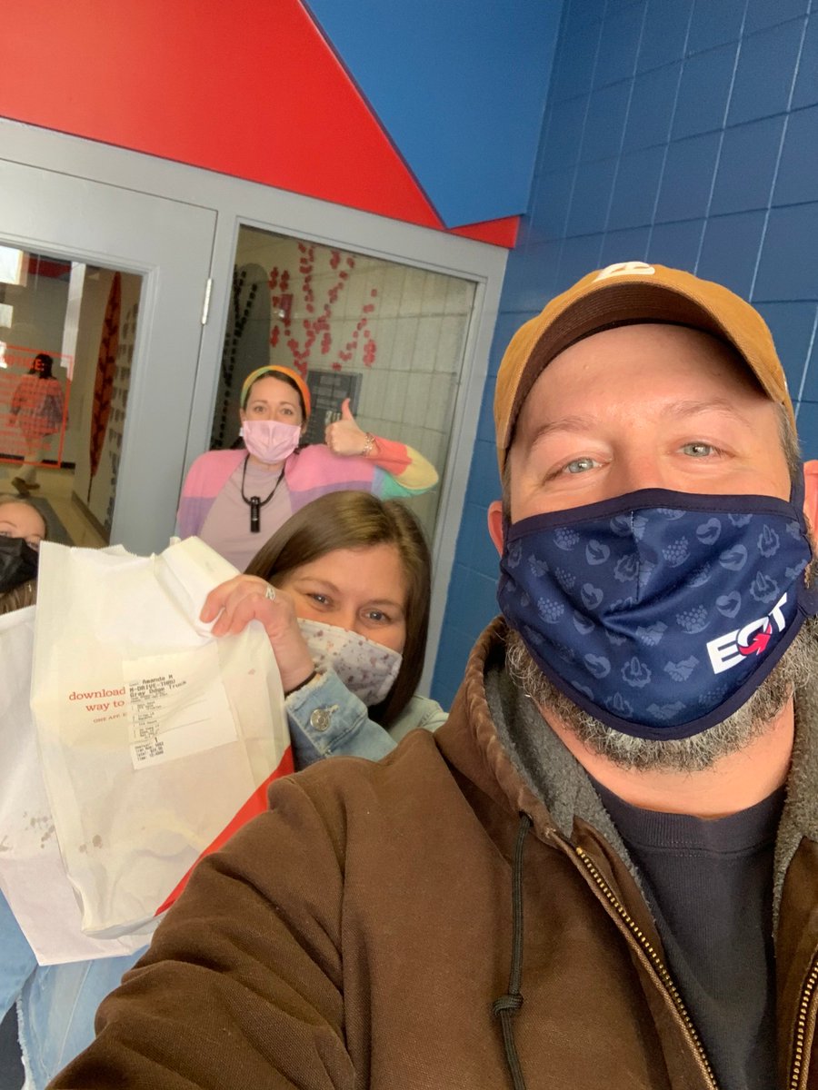 EQTCorp's tweet photo. Members of our Qrew have been been out in our communities sharing #RandomActsofKindness all day! It isn't too late to put a smile on someone's face - we encourage everyone to make a small gesture to bring kindness to the world! #heart #explorethegood https://t.co/rxBTaj0pGm