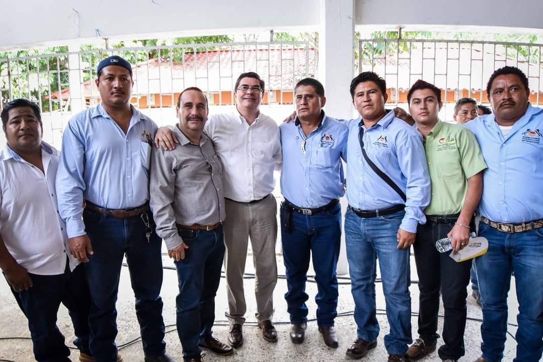 pako_red's tweet photo. #Entérate involucran al titular de la @Sec_Gob_Tab  @Josedelavegaa , en mafias sindicales y supuestos moches por los #Daza qué operan en la @Refineria2Bocas #DosBocas #Paraíso #Tabasco. 
Según trabajadores cuentan con el respaldo total del funcionario de la #4taTransformacion. https://t.co/D2LNmD3Emt