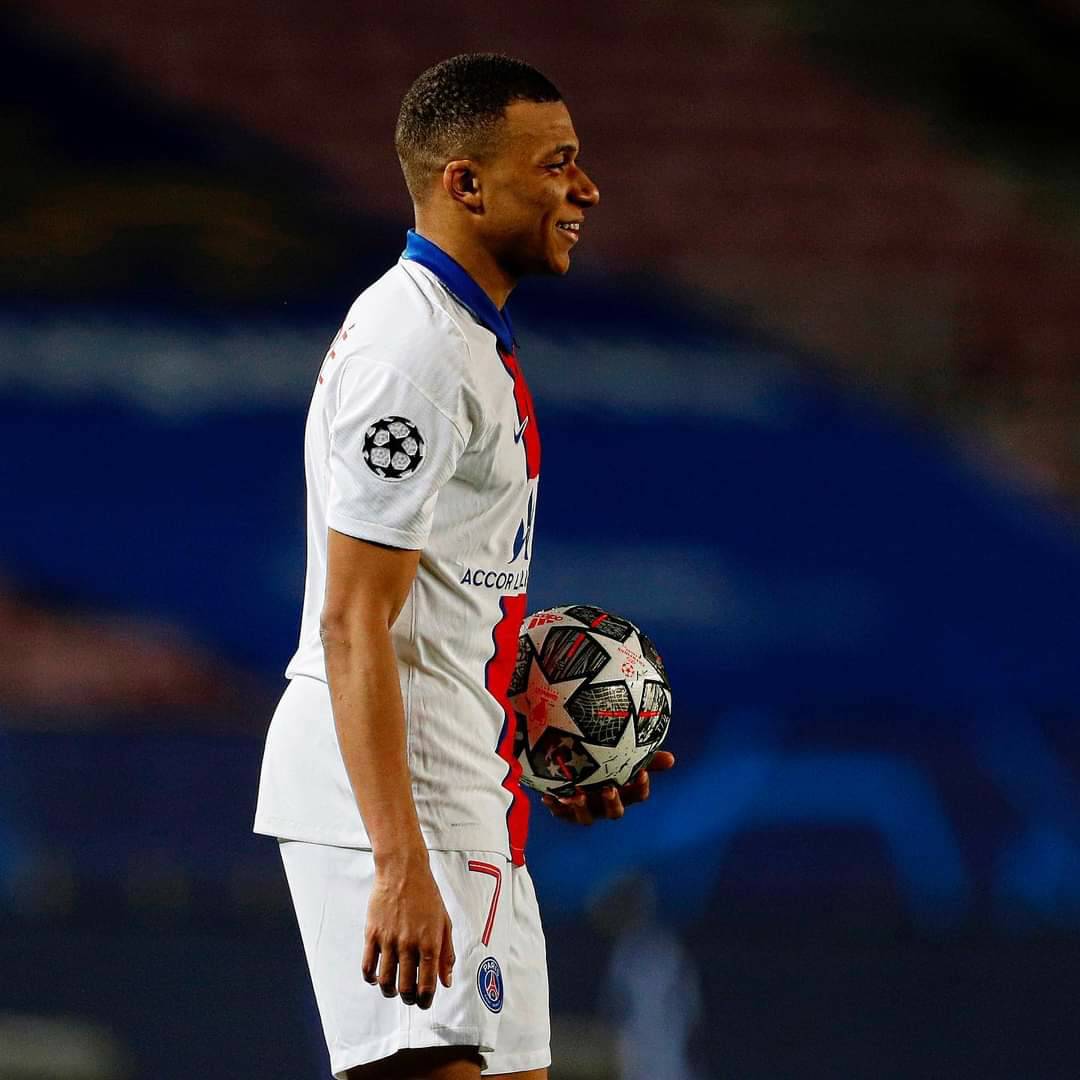GolJuez's tweet photo. Kylian Mbappé:
-16 años debut en Primera.
-18 años debut con la selección mayor. 
-19 años fue campeón Mundial y nominado al Balón de Oro. A los 20 años quedó 4to en el Balón de Oro. Con 22 años, primer partido en el Camp Nou,hattrick. Ni CR7 lo ha logrado. #Mbappe #UCL #Goljuez https://t.co/grhWBYMGK0