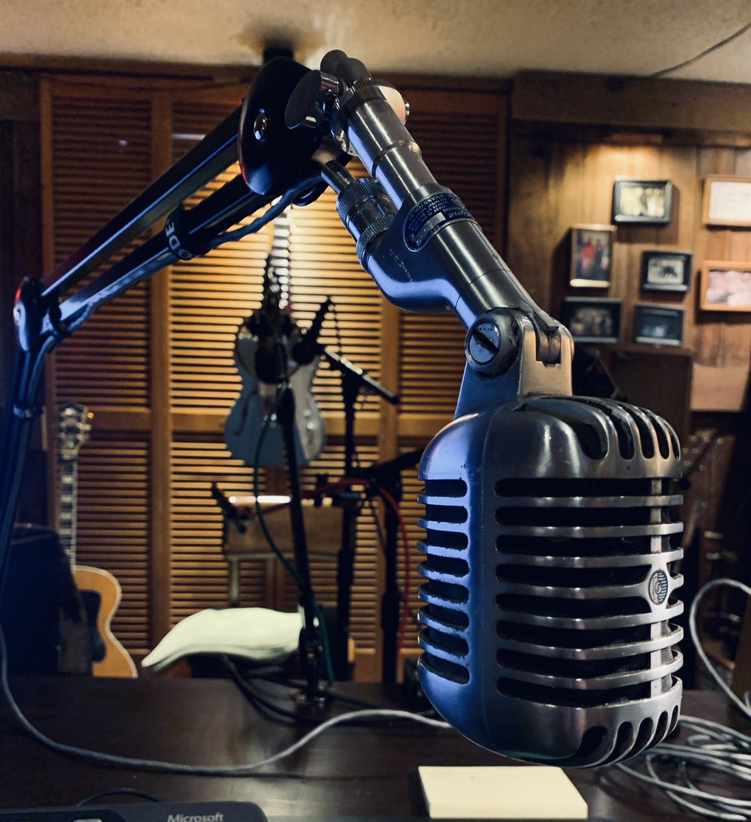 DuncanPhillips8's tweet photo. 1959 Shure 55S. #whoboradio #thelongmemory #utahphillips https://t.co/yYt3xcZ4pY