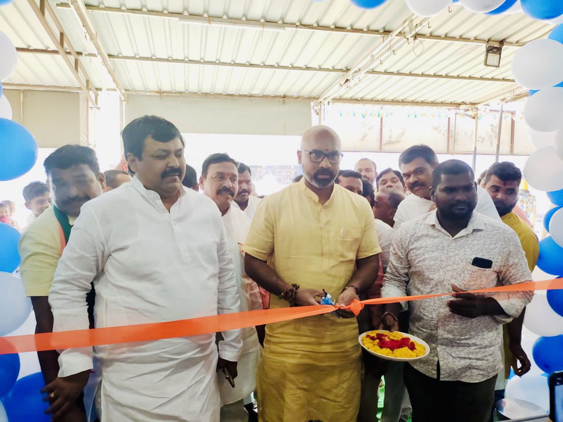 Arvindharmapuri's tweet image. Extremely gratified to have inaugurated Smt. Mudedla Lakshmi ji’s store of Milk and its products, in Nizamabad, which was initiated with ₹10lakh loan from Pradhan Mantri Employment Generation scheme. 

#NationWithNamo #ModiWithNation