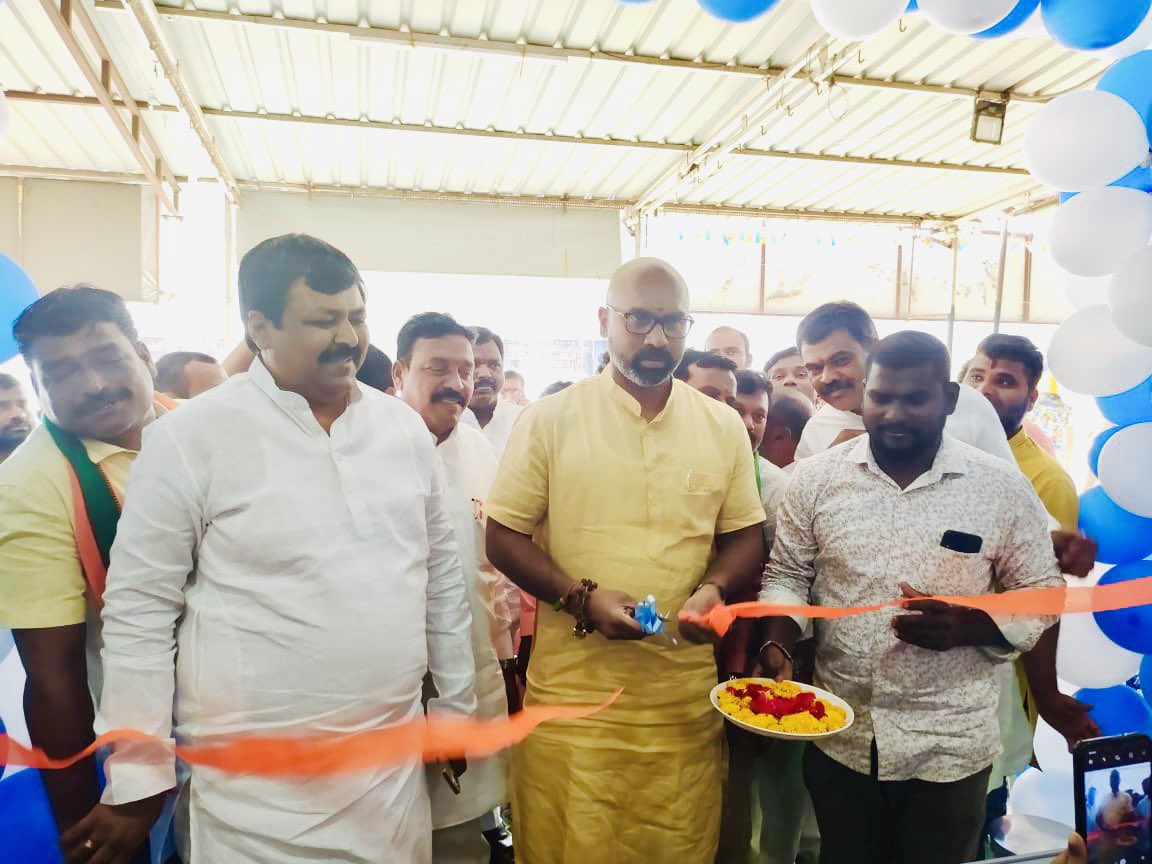 Arvindharmapuri's tweet image. Extremely gratified to have inaugurated Smt. Mudedla Lakshmi ji’s store of Milk and its products, in Nizamabad, which was initiated with ₹10lakh loan from Pradhan Mantri Employment Generation scheme. 

#NationWithNamo #ModiWithNation