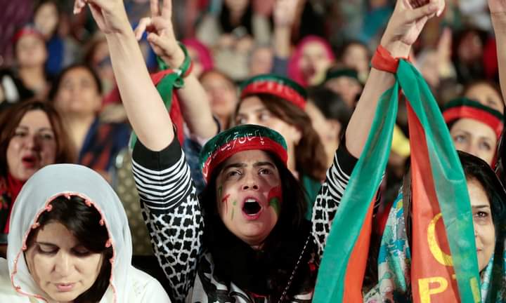 aima_kh's tweet photo. Women at D, Chowk, Islamabad when Imran Khan was not in power.
And women at D, Chowk, Islamabad when Imran Khan is in power: https://t.co/2GMI6DQ7pm