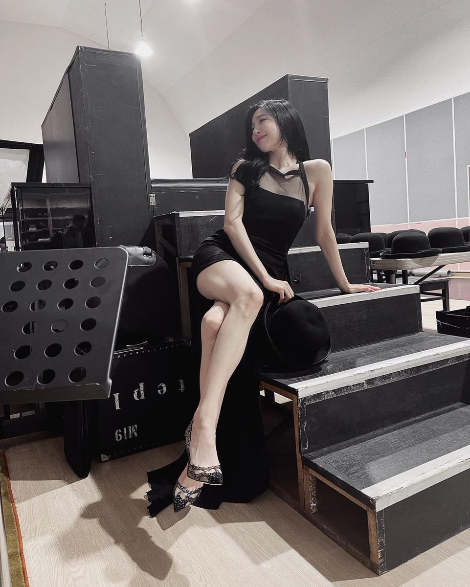 fany_expert's tweet photo. Hot boss 🔥❤️ RoxieHwang 🖤✨🎩
@tiffanyyoung #TiffanyYoung
#YoungOnes
#Chicago #ChicagoMusical #TiffanyYoungMyRoxieHart
#RoxieHwang #RoxieTy #RoxieHartTiffany https://t.co/lgRxFhx39y