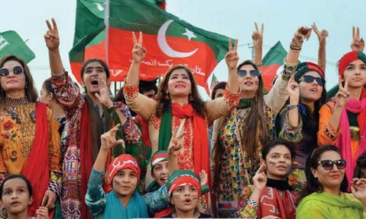 aima_kh's tweet photo. Women at D, Chowk, Islamabad when Imran Khan was not in power.
And women at D, Chowk, Islamabad when Imran Khan is in power: https://t.co/2GMI6DQ7pm