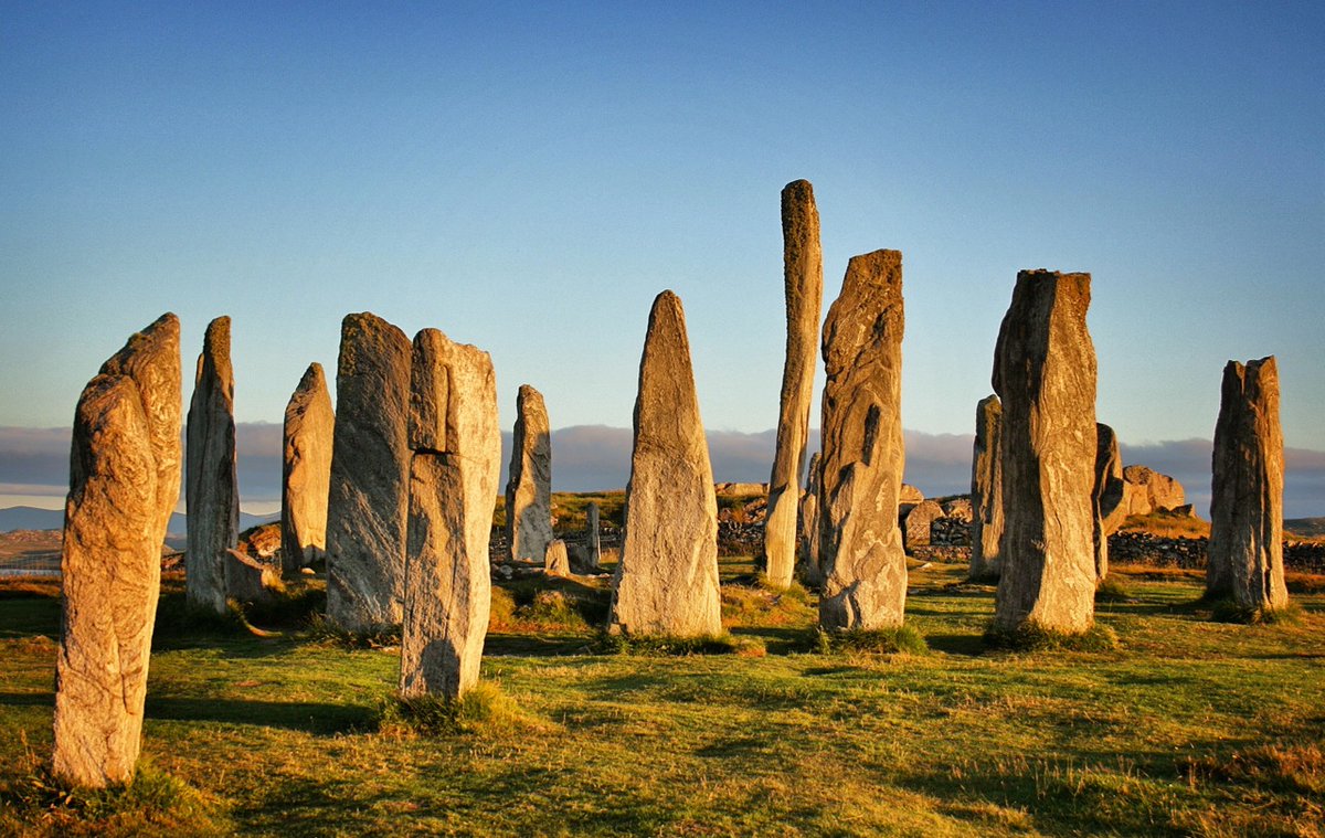 Standing stones. Камни Калланиш остров Льюис Шотландия. Стоячие камни Калланиша, Шотландия. Столбы Калланиш, остров Льюис Шотландия. Менгиры Калланиша, Шотландия.