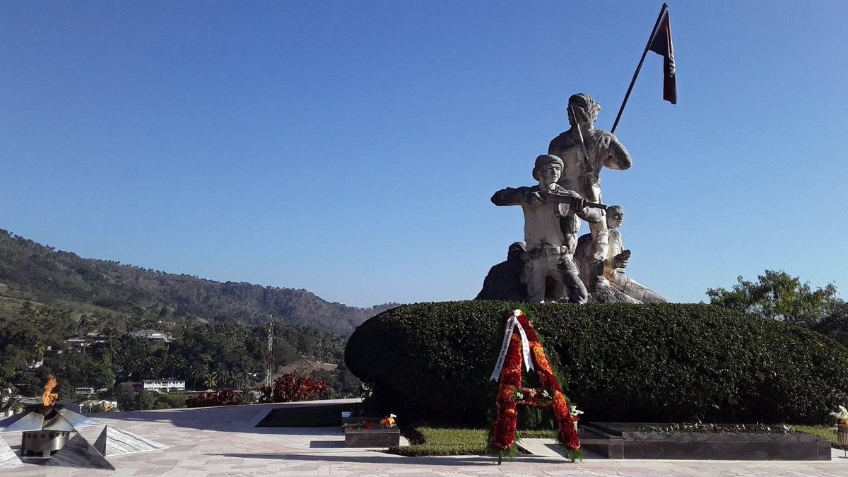 Depositan ofrenda floral a nombre del Pueblo de #Cuba ante la tumba del Comandante de la Revolución Juan Almeida Bosque, jefe fundador del III Frente Oriental Mario Muñoz, en ocasión del 94 aniversario de su natalicio. #SantiagodeCuba