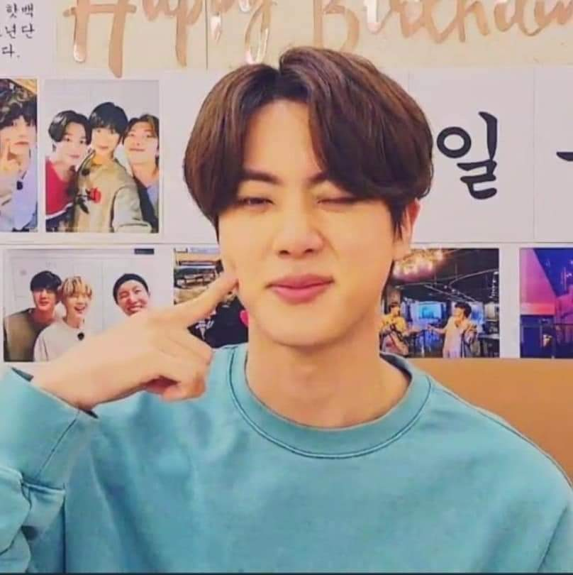 filesvantae's tweet photo. Y la saga continua #HappyBirthdayHoseok @BTS_twt https://t.co/MtTibrfpYS