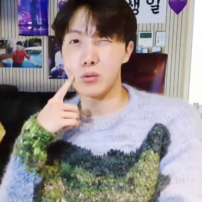 filesvantae's tweet photo. Y la saga continua #HappyBirthdayHoseok @BTS_twt https://t.co/MtTibrfpYS