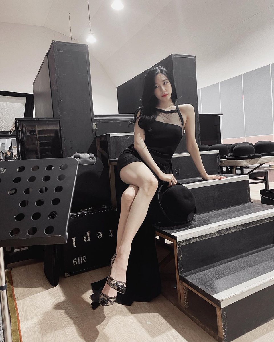fany_expert's tweet photo. Hot boss 🔥❤️ RoxieHwang 🖤✨🎩
@tiffanyyoung #TiffanyYoung
#YoungOnes
#Chicago #ChicagoMusical #TiffanyYoungMyRoxieHart
#RoxieHwang #RoxieTy #RoxieHartTiffany https://t.co/lgRxFhx39y