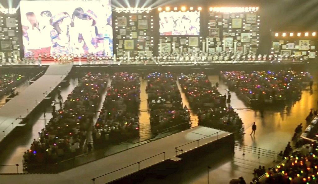 nagpatakkay's tweet photo. Looking forward sa ganitong ocean of lightstick. Yung every member may sariling lightstick.  Tapos siksikan mga tao. Mahaba ang pila. Yung maiiyak ang members kasi finally "MAHAL NA SILA NG PILIPINAS"

#MNL48 
@mnl48official https://t.co/vjmNUd41v4