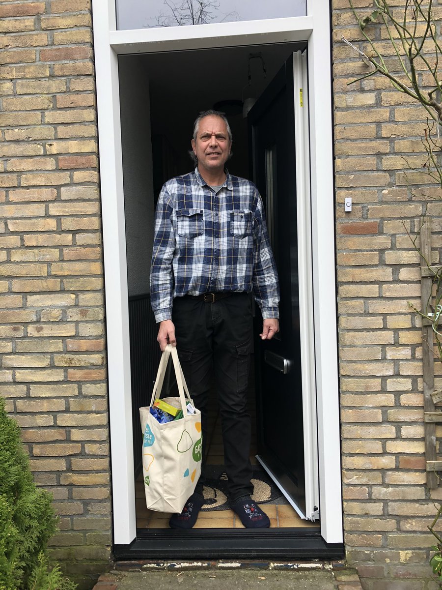 Vicishier's tweet photo. We zijn in @Vinkhuizen bezig met woningverbetering. Deze woningen van @Nijestee worden o.a. voorzien van dak-, gevel- en vloerisolatie , nieuwe dakpannen en zonnepanelen. We bedanken onze bewoners voor hun medewerking! #duurzaam https://t.co/fKRylq4KS3