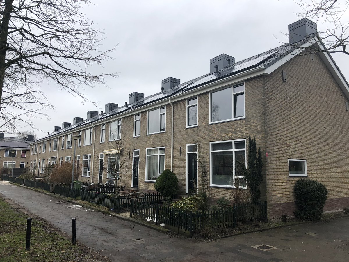We zijn in <a href="/Vinkhuizen/">Vinkhuizen</a> bezig met woningverbetering. Deze woningen van @Nijestee worden o.a. voorzien van dak-, gevel- en vloerisolatie , nieuwe dakpannen en zonnepanelen. We bedanken onze bewoners voor hun medewerking! #duurzaam