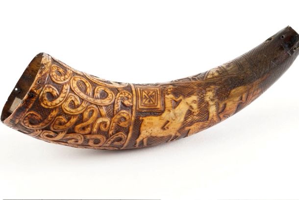 WestHighMuseum's tweet photo. #OTW A carved powder horn belonging to Gaelic poet Alasdair MacMhaighstir Alasdair (1700 – 1780).
#highlandobjects #powderhorns #gaelicpoet #Gaelic #highlandhistory https://t.co/QS1zcm8HNx