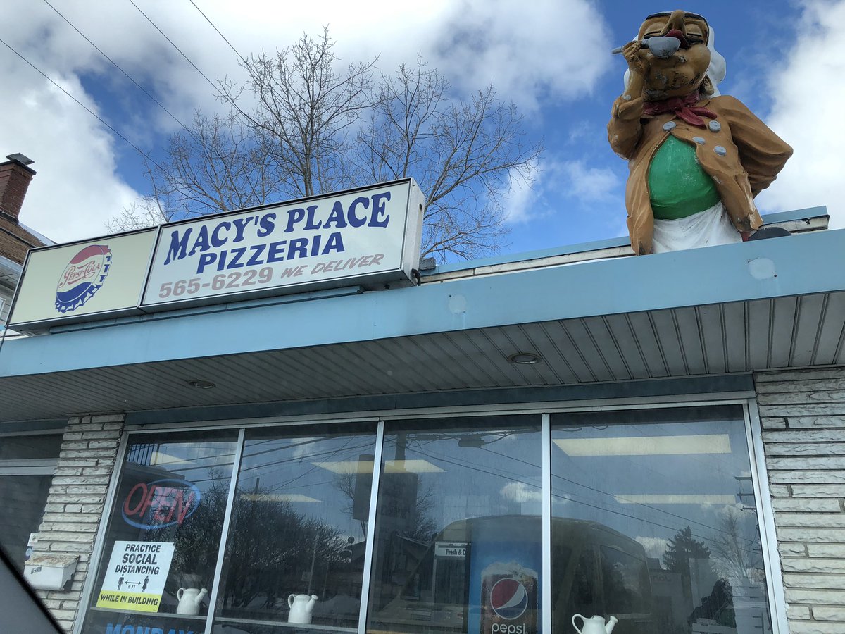 thomasjayklein's tweet photo. Time for some wings @macyspizza for lunch. #GuysDay https://t.co/YNHbGoZ9wo