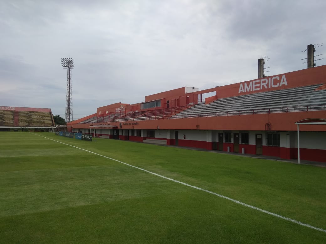 Cariocao's tweet photo. Boa tarde, torcedores. Quarta de #Cariocão2021! Daqui a pouco a bola ⚽️ rola para @AmericaRJ x Friburguense, no Giulite Coutinho 🏟, pela nona rodada da fase preliminar.
Segue o 🧶 para saber mais sobre a partida.
#futeboldorio #AMExFRI https://t.co/eA9iLuYopA