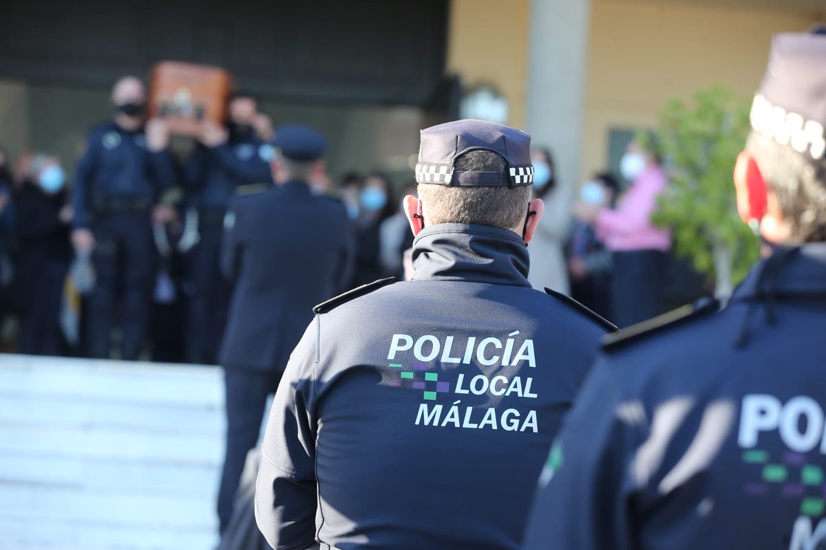 DiarioSUR's tweet photo. 🚔 Así fue la última ronda de Tango 5: la Policía Local de #Málaga despidió al oficial Alberto Ferrer, El Rubio.
✍ Nos lo cuentan @alvaro_frias y @JuanCanoSUR (📷 @borisalas y @pedroj2001) ➡️ https://t.co/UXRKEFXmay https://t.co/8dYyB7CTVg