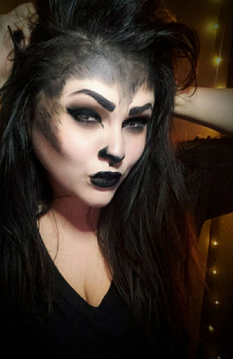 Lauren_A_Landa's tweet photo. That one time I was a werewolf.
Getting into the "AWOO" mindset for the #JunoCosplayStream this Saturday.
(I'm not a professional MUA, but this look was fun)
#WolfMomma https://t.co/JYszirVMce