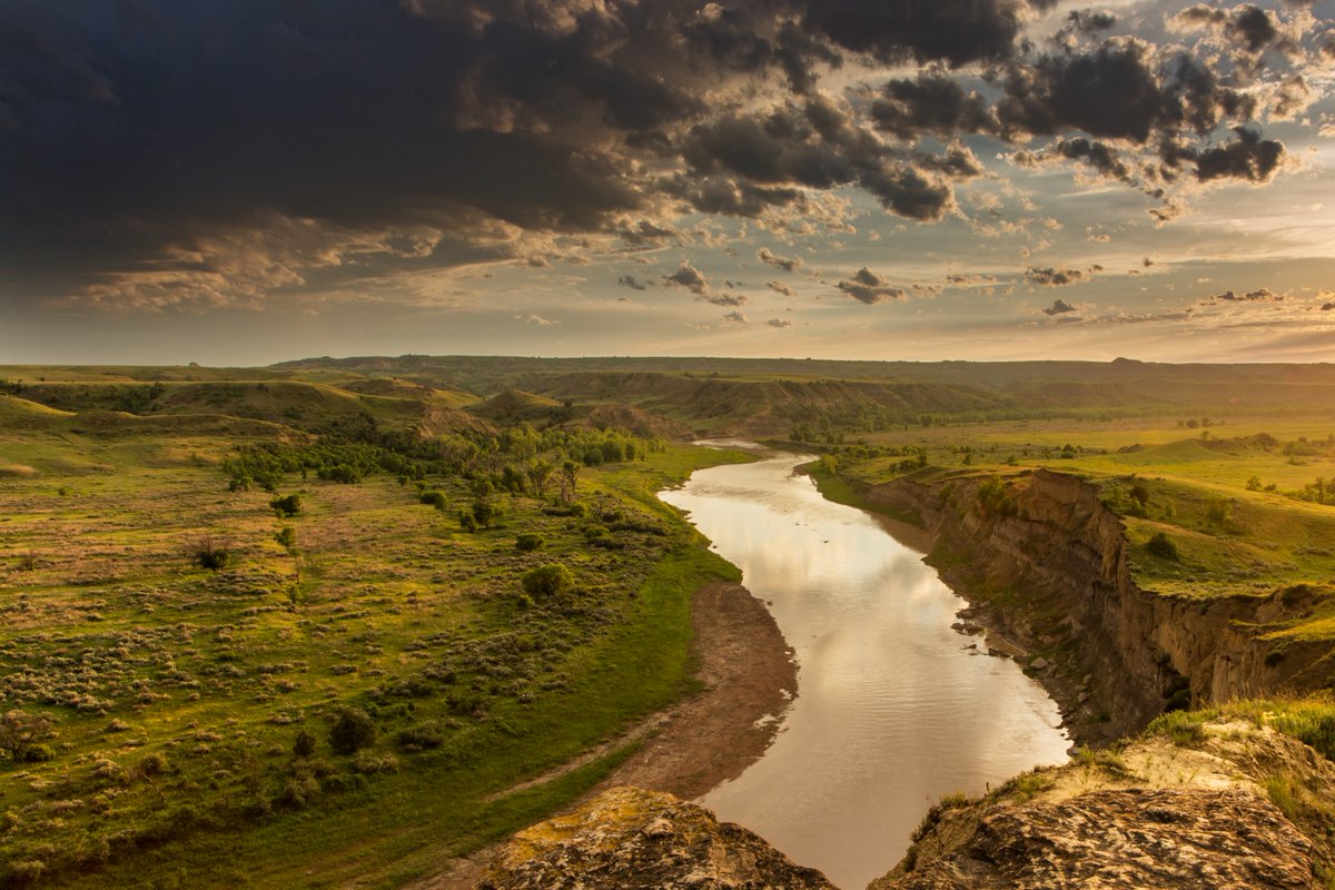 A4: One of my favorite #hiking trails can be found in @TRooseveltNPS the Wind Canyon Trail. Some great photo ops! ow.ly/mROS50DCORf #BeNDLegendary #MWTravelChat