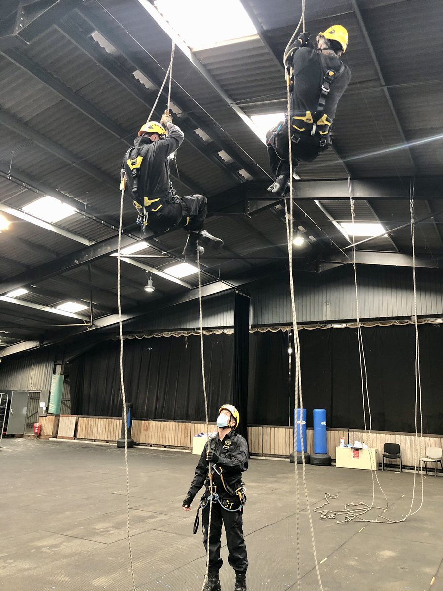 Delivering a initial Rope Access course for the next few days, “ I am sure you are not to stand on the instructor” 🤣 #simpletocomplex #rope2rope #ascending #descending #changoverovers #fallfactors @lyonequipment @ASPolice