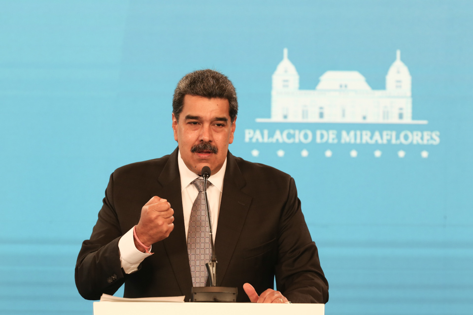 PresidencialVen's tweet photo. "Las acusaciones de -Iván- Duque sobre el tema de la guerrilla es un refrito que no se creen ni en Colombia ni en el mundo, busca desviar la opinión pública de los grandes problemas de la pandemia, económicos, sociales y matanzas de líderes sociales", desestimó @NicolasMaduro https://t.co/PUWaNuajEn