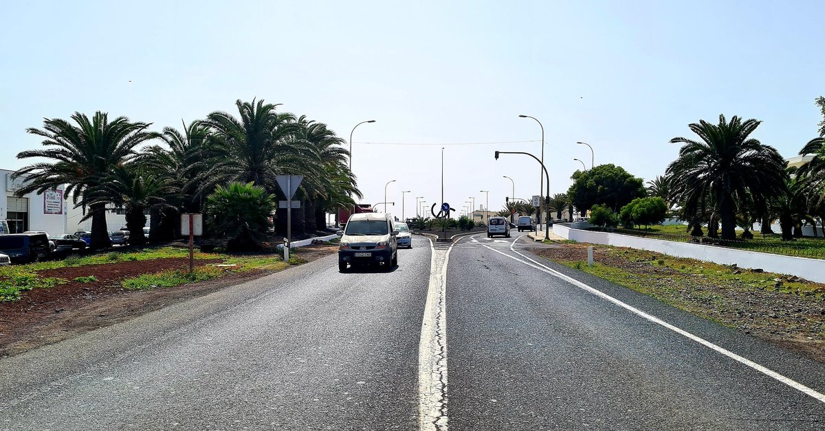 AlcaldesaAstrid's tweet photo. Buenas tardes

Ya hemos aprobado el proyecto para desdoblar la carretera en la zona de Tinasoria, hacia la Circunvalación y la carretera de Tahíche. La inversión supera los 600.000 euros. Está planificado que las obras puedan arrancar en el segundo semestre de este año. https://t.co/ef6IyI6DIm
