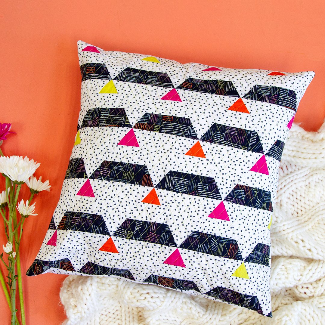 ArtGalleryFab's tweet photo. 🐝💐Excited to bring back our “Good Fortune” pattern for the “Pollinate Fabric Lookbook” that transformed these strips into triangles with a single template, and rearranged them into their final form— a stunning pillow. ✂️
https://t.co/zCSrPZcGom
#AGFPollinate #patchworkpillow https://t.co/oav773B9Eb