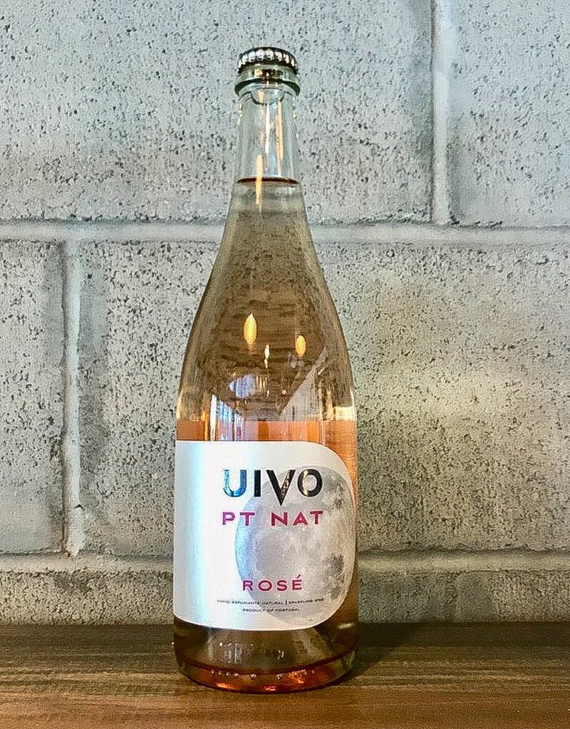 FoundryOnElm's tweet photo. All of us at @FoundryOnElm are absolutely swooning over this week’s Wine Wednesday gem. The Uivo "PT Nat" Rosé (2019) from winemaker Tiago Sampaio - let’s sip together!
#Somerville #DavisSquare #WineWednesday #wine #rosé #PinotNoir #PetNat #Portugal #Uivo #TimeToWine #LetsWine https://t.co/ajHfDg0DUW