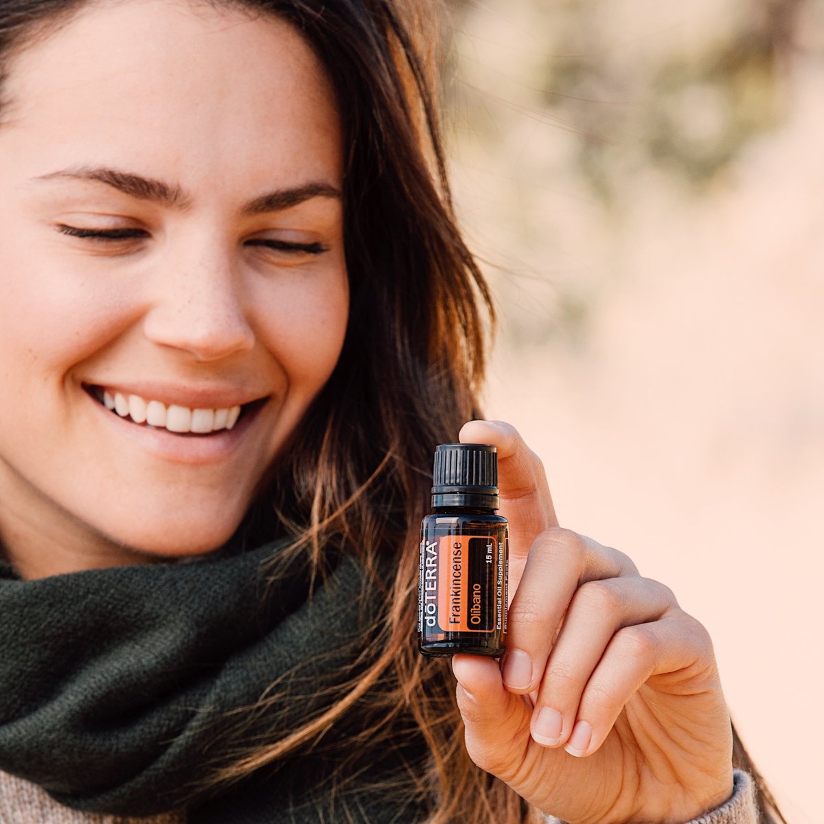 Seu aroma promove uma sensação de relaxamento. Para um efeito relaxante, massageie nas mãos depois de um longo dia de trabalho ou massageie na planta dos pés para obter uma sensação de relaxamento e para equilibrar o humor.