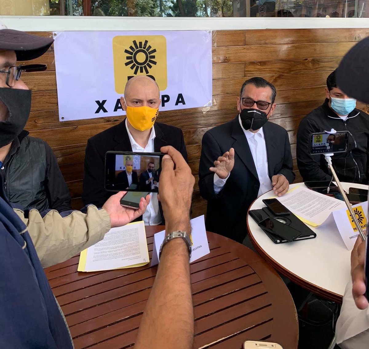 PRD_Xalapa's tweet photo. Estamos convencidos d que la unión hace la fuerza, son tiempos d sumar ideales y voluntades para sacar adelante a nuestro Estado. #UnPRDUnido ☀️ @ALBERTOMEZA3 @SergioCadna @RogelioFrancoC @alcalorpolitico @olivanoticias @GrupoAvanRadio @DIARIODE_XALAPA  @AvcNoticias1 https://t.co/IM7ud24C04