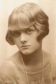 WritersMythos's tweet photo. Our continued journey throughout #WomenInHorror now moves to the author behind Rebecca, The Birds &amp; Jamaica Inn; Daphne Du Maurier as performed by @ErikaSanderson 

Available on Spotify, Apple Podcasts &amp; everywhere else. 

Please leave us a review if you love what we’re doing! https://t.co/7qwHDTNgfJ