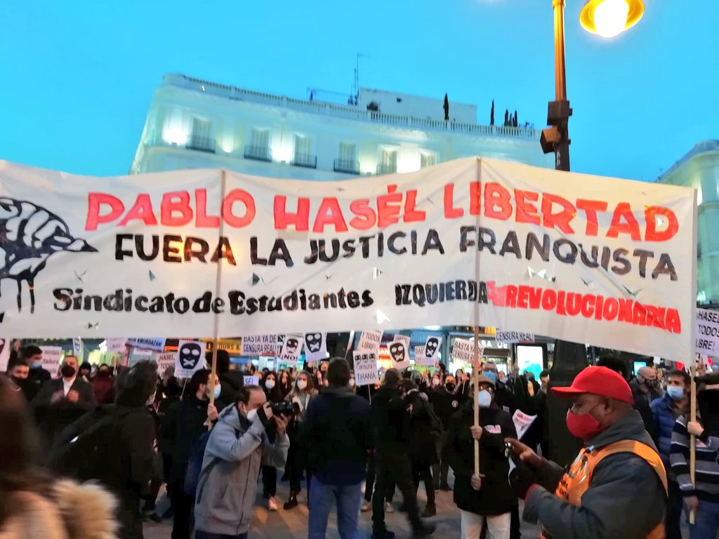 IzquierdaRevol's tweet photo. Arranca la concentración en la Puerta del Sol de Madrid al grito de #PabloHaselLibertad ✊🏾

No vamos a quedarnos de brazos cruzados mientras pisotean todos nuestros derechos democráticos. ¡Abajo el Régimen del 78 y su justicia podrida!
.
#LibertadPabloHasel #LlibertatPabloHasel https://t.co/1eK3HHUibr