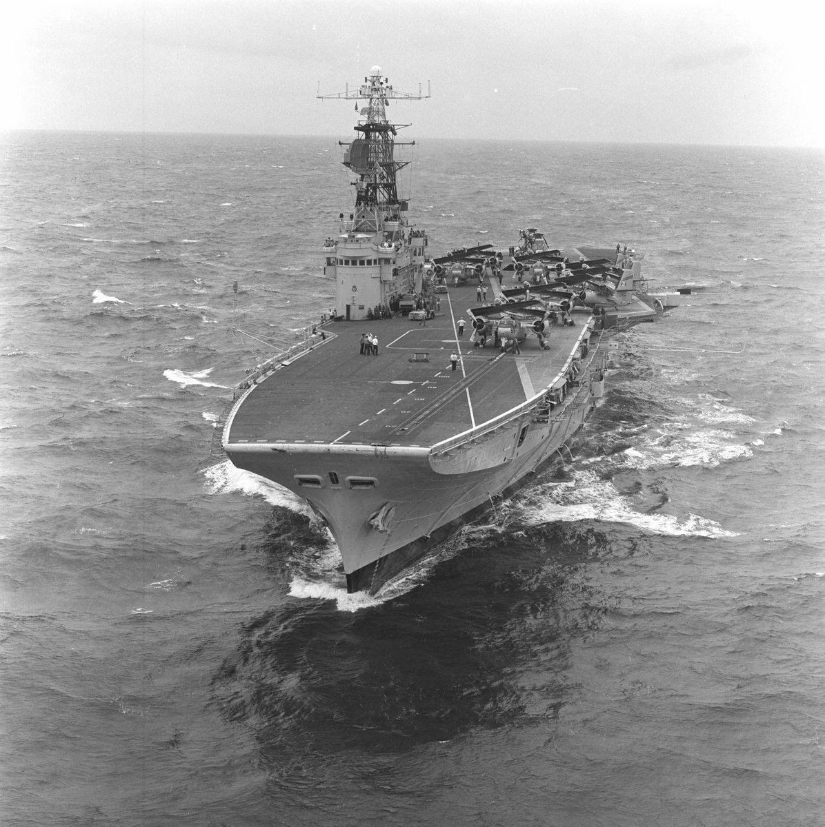 RoyalCanNavy's tweet image. HMCS BONAVENTURE (22) commissions in Belfast, North Ireland as Canada&apos;s 3rd and final aircraft carrier on this day in 1957. 🛩️
#OTD