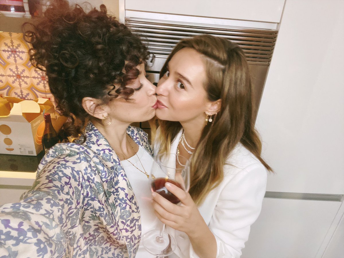 Así celebramos mi vuelta a casa. Quiero tenerla siempre cerca pero las fotos besándonos tenemos que mejorarlas <a href="/LuisitaGomezS/">Luisita Gómez</a> 💖 #AmeliaLedesma #MyLovelyLuisi #KissMeMore #KissMeAlways